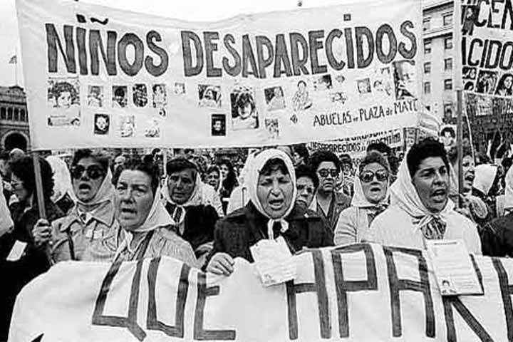 Após o fim da ditadura militar, a organização formada por avós de crianças desaparecidas passou a se reunir na Praça de Maio, no centro de Buenos Aires, como símbolo de resistência.

