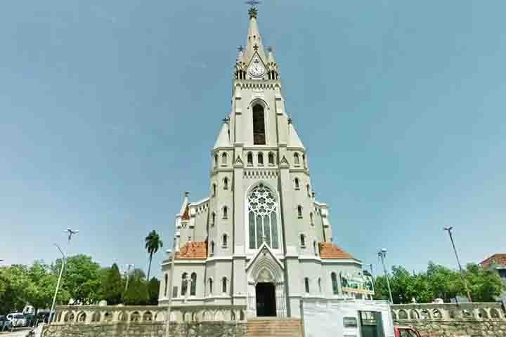 Em termos culturais, Jaú conta com festas populares e eventos religiosos ligados à tradição dos imigrantes. Entre as atrações turísticas estão a Paróquia Nossa Senhora do Patrocínio, o Museu Municipal o Parque do Rio Jaú e a Escadaria do Santo Antônio.
