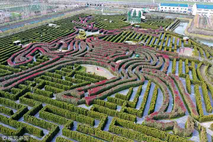 Os corredores do labirinto somam aproximadamente 9,4 quilômetros, o que garante uma experiência longa e envolvente. Essa extensão permite que cada percurso seja único, oferecendo desafios variados e estimulando a exploração contínua.