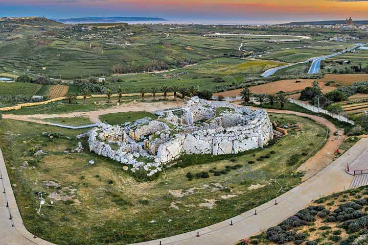 <p>Com mais de 5 mil anos de história, Malta guarda vestígios de templos dedicados à Deusa da Fertilidade. Esses monumentos revelam a espiritualidade de povos antigos e permanecem como testemunhos impressionantes. Portanto, visitar Malta é também viajar ao passado remoto da humanidade.</p>
<p>&nbsp;</p>
