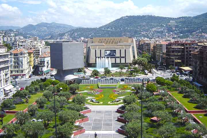 Nice está desde 2021 na lista de Patrimônio Mundial pela UNESCO, sendo destacada como exemplo de “cidade de veraneio de inverno”. Museus, festivais e eventos reforçam a relevância da estância no cenário internacional.
