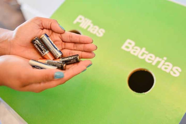 Saiba por que é perigoso descartar pilhas no lixo comum