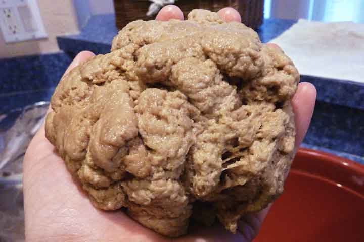 Produzido a partir do glúten do trigo, o seitan nasce quando a farinha é lavada para retirar o amido, restando apenas a proteína. Esse processo resulta em uma massa elástica que, após cozida ou temperada, ganha textura semelhante à carne. Assim, sua preparação combina simplicidade artesanal com grande potencial culinário.