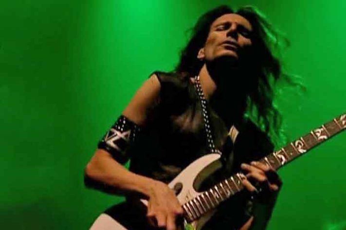 O guitarrista Steve Vai