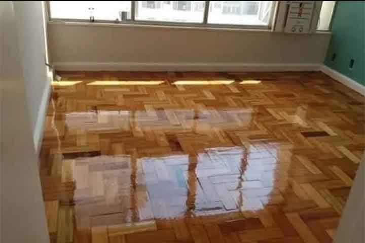 Na prática, “passar sinteco” tornou-se sinônimo de renovar pisos desgastados, devolvendo-lhes aparência uniforme e brilho característico. O processo tradicional envolve etapas bem definidas.
