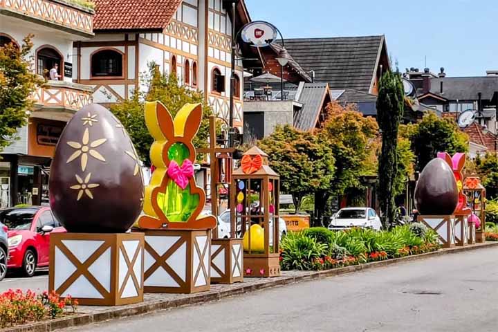 Gramado (RS) - A cidade localizada na Serra Gaúcha tradicionalmente celebra a Páscoa com cenário temático pelas ruas e programação variada, com desfiles, espetáculos e atividades. Entre as atrações está a Parada de Páscoa, na Avenida Borges de Medeiros.

