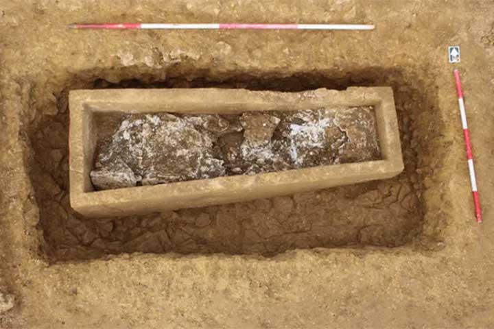 <p>Ao solidificar, o gesso registrava tecidos, ornamentos e até a posição do corpo. Nos sepultamentos, funcionava como uma cápsula de memória. Essa função de preservação conecta o material à ideia de eternidade e cuidado.</p>
