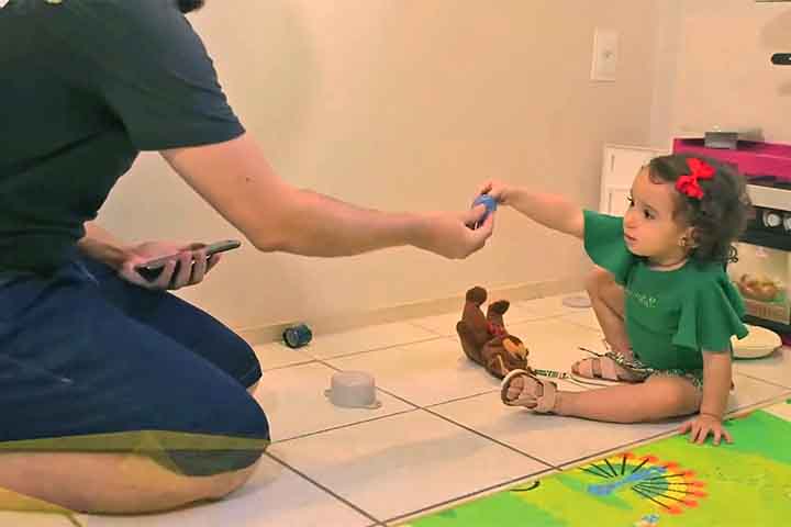 O exercício que a criança faz ao mamar é vital para o desenvolvimento da boca e da dentição. Eventual prejuízo a isso pelo uso de chupeta, que envolve músculos diferentes na sucção, pode levar a problemas na mastigação, na fala, entre outros.

