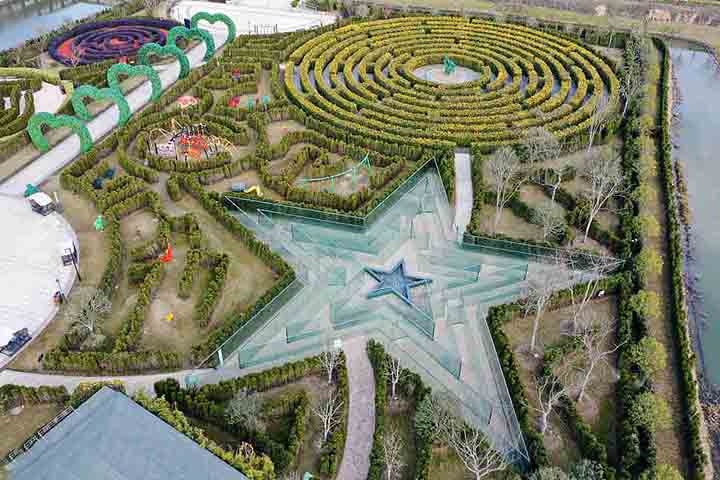 O labirinto é formado por cercas vivas e vegetação cuidadosamente planejada. Essa escolha reforça o caráter ecológico do espaço, criando um ambiente natural que se integra harmoniosamente à paisagem da região.