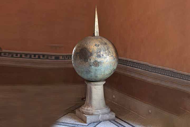 No topo do obelisco havia originalmente um globo de bronze. A lenda dizia que dentro dele repousavam as cinzas de Júlio César, reforçando a aura de poder e misticismo em torno da peça. Esse objeto foi retirado durante a transferência do monumento e hoje encontra-se preservado no Museu de Roma, como testemunho da fusão entre mito e história.