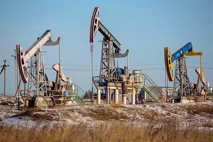 <p>A Rússia figura entre os maiores produtores, com forte presença no mercado europeu e asiático. Apesar de desafios geopolíticos, sua produção continua sendo peça-chave na oferta mundial de petróleo.</p>
