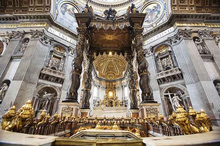<p>Um dos locais mais sagrados e simbólicos da cristandade, o altar principal fica sob o baldaquino barroco de Gian Lorenzo Bernini, obra monumental construída no século XVII em bronze e madeira que protege o Altar da Confissão, onde se acredita estar o túmulo de São Pedro.</p>
