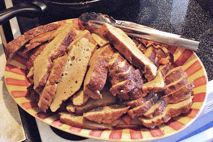 O seitan é conhecido por seu alto teor de proteínas, superando muitos outros alimentos vegetais. Pobre em gordura, pode ser enriquecido com temperos e molhos para maior aporte de nutrientes. Portanto, ele se torna aliado importante em dietas equilibradas e sustentáveis.