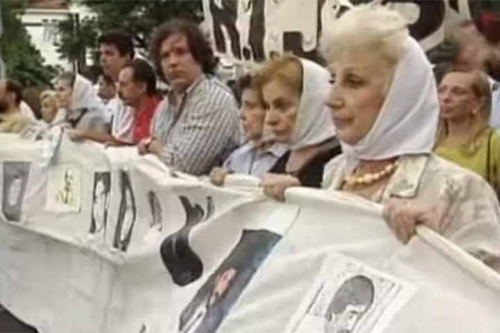 Em um sábado, dia 30 de abril de 1977, 14 mulheres trajando um lenço branco na cabeça ocuparam a Praça de Maio, no primeiro ato do que seria um dos mais importantes movimentos de direitos humanos da América Latina. 
