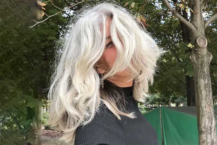 A coloração dos fios de cabelo é fruto da presença de melanina, um pigmento que, dependendo de sua densidade, define tons diferentes — quanto maior a concentração dessa substância, mais escuro será.