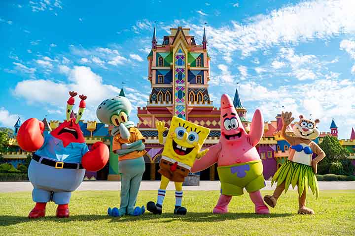 <p>Em parceria com a Paramount, o parque lançará em 2028 o maior espaço do mundo dedicado ao Bob Esponja. Essa iniciativa traz uma experiência imersiva no fundo do mar, com atrações que prometem surpreender visitantes de todas as idades.</p>
