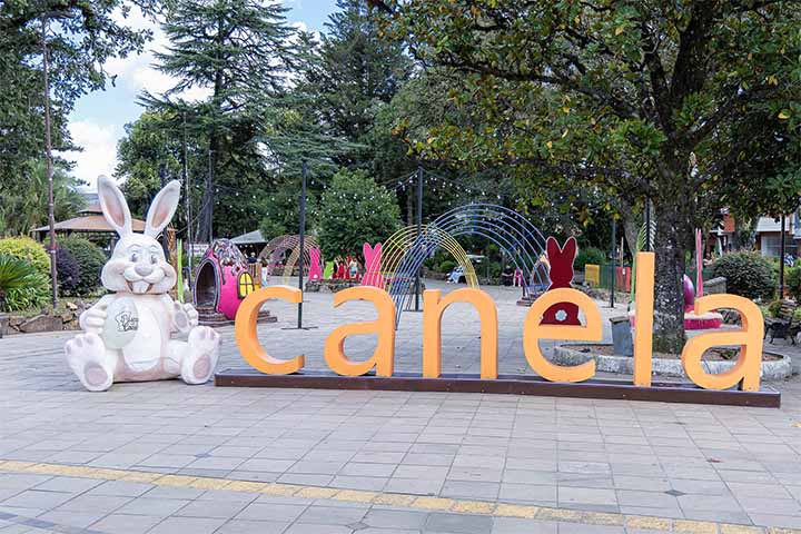 Canela (RS) - A cidade turística situada na Serra Gaúcha é mais uma situada nessa região que decora com motivos coloridos suas ruas para celebrar a Páscoa anualmente.
