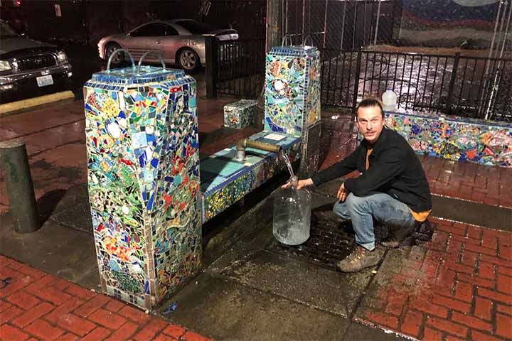 Muitas cidades dependem do lençol freático para abastecimento público, especialmente em regiões onde rios são escassos. Poços artesianos e semiartesianos retiram água diretamente dessa reserva. Assim, qualquer contaminação pode impactar milhões de pessoas de forma imediata.