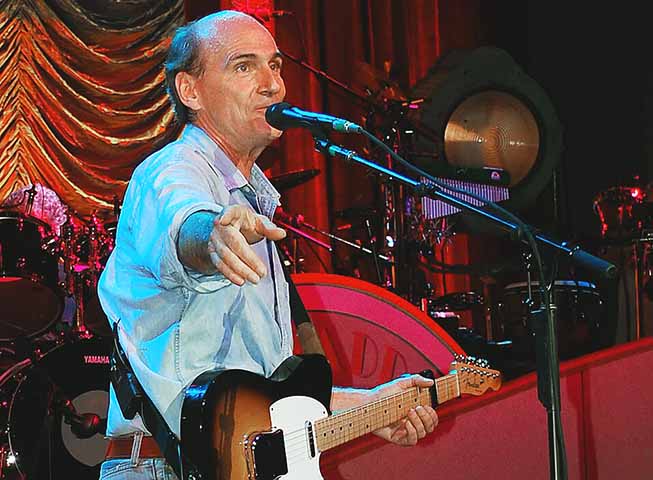 James Taylor, cantor, compositor e guitarrista americano - Paul Keleher/Wikimédia Commons