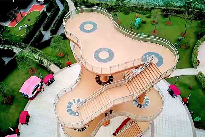 Ao longo do percurso, torres de observação foram estrategicamente posicionadas. Elas permitem que os visitantes tenham uma visão panorâmica do labirinto, facilitando a orientação e proporcionando momentos de contemplação.