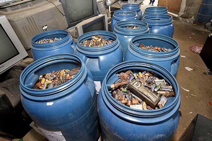 Esse tipo de poluição é especialmente preocupante porque os metais pesados não se degradam facilmente e podem permanecer no ambiente por décadas, acumulando-se na cadeia alimentar. 
