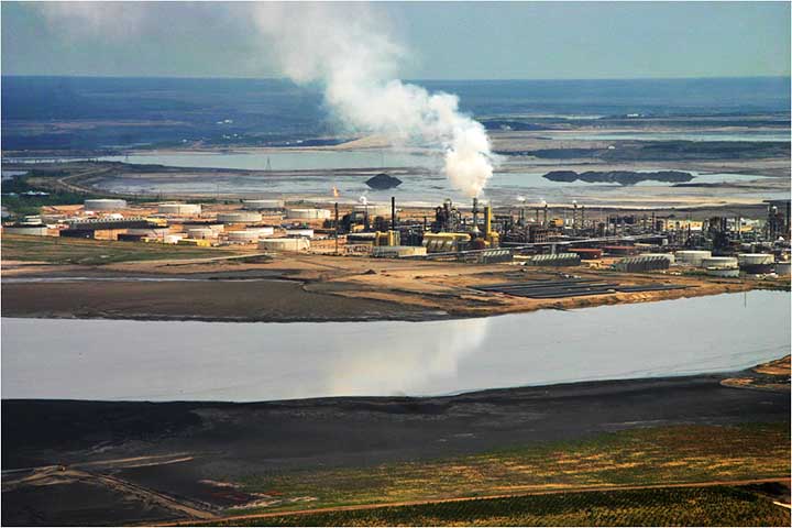 <p>O Canadá se destaca pela exploração das areias betuminosas, especialmente em Alberta. Essa produção não convencional coloca o país entre os líderes globais, mesmo com custos elevados de extração.</p>
