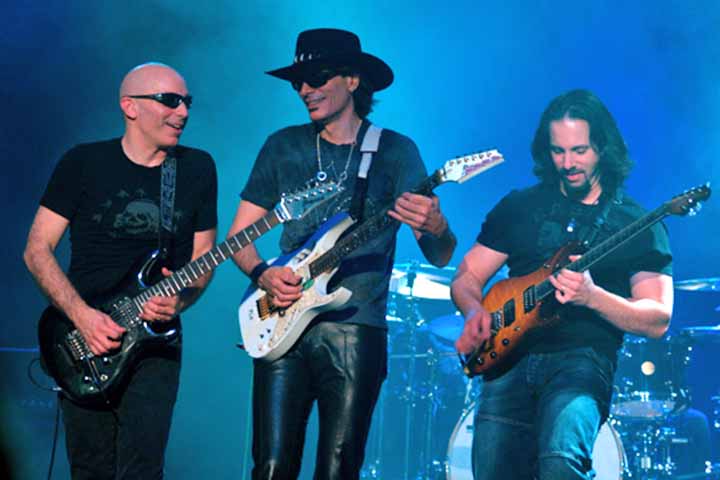 Joe Satriani, Steve Vai & John Petrucci - Steve Vai, guitarrista, compositor e produtor musical estadunidense - Mandy Hall/Wikimédia Commons