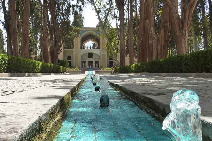 <p>Em Isfahan, o Palácio das Quarenta Colunas encanta pela ilusão criada no reflexo da água, e a arquitetura se multiplica ao ganhar aura mágica. Além disso, seus murais narram batalhas e celebrações da era safávida. Portanto, Chehel Sotoun é tanto arte quanto propaganda política.</p>
<p>&nbsp;</p>
