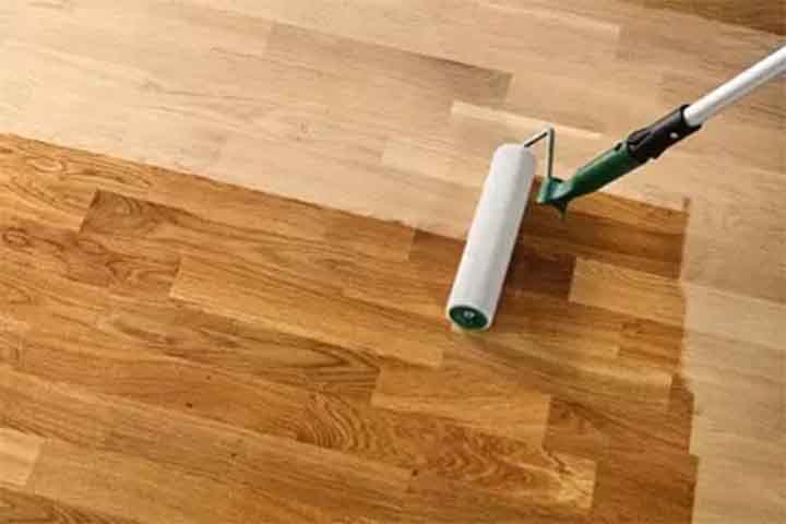 O termo se popularizou no Brasil a partir de uma marca comercia. Porém, com o tempo passou a ser usado de forma genérica para se referir ao processo de envernizamento do piso de madeira com resinas sintéticas. 
