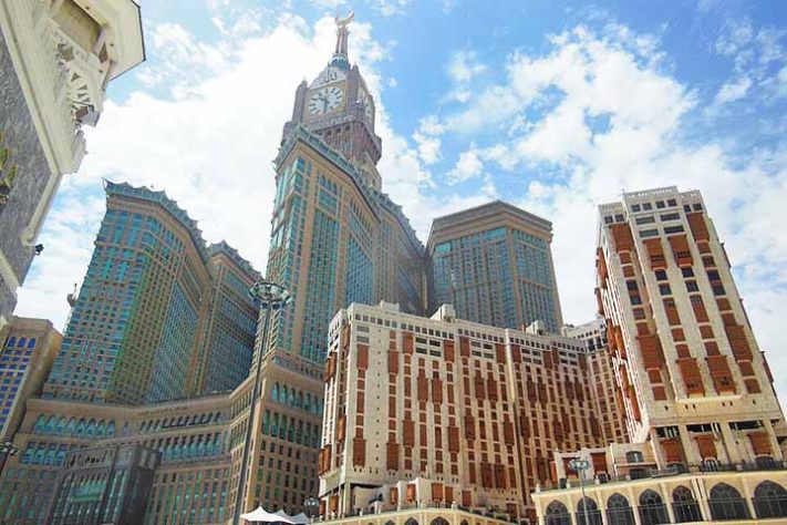 Abraj al Bait de outro ângulo - Abraj Al Bait Clock Tower , Meca, na Arábia Saudita - King Eliot/Wikimédia Commons