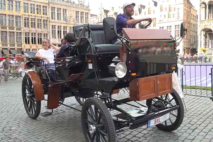 De acordo com reportagem do “The New York Times”, o último operador de carruagens a cavalo em Bruxelas foi Thibault Danthine, que encerrou o emprego de cinco animais nesse tipo de serviço. 
