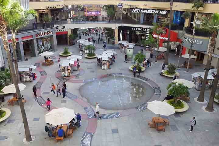 Mas falemos sobre o hisórico Dolby Theatre, que seguirá recebendo o Oscar por enquanto. Localizado no bairro de Hollywood, na famosa avenida Hollywood Boulevard, ele integra o complexo de lazer e comércio conhecido atualmente como Ovation Hollywood.