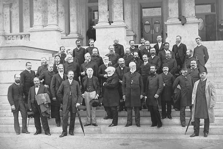 Antes da criação dos fusos, cada cidade ajustava seu relógio conforme o sol local, o que gerava confusão em meio ao avanço das viagens e das comunicações. Em 1878, Sanford Fleming propôs a divisão do mundo em 24 faixas, e em 1884, na Conferência Internacional do Primeiro Meridiano, representantes de 25 países oficializaram Greenwich como referência. Tal marco consolidou o modo como entendemos o tempo.