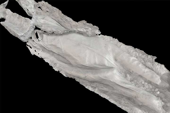 <p>Por muito tempo, acreditou-se que apenas adultos de elite eram sepultados em gesso. Contudo, novas anÃ¡lises revelaram crianÃ§as e bebÃªs envolvidos nesse ritual. O gesso, portanto, nÃ£o era apenas sÃ­mbolo de poder, mas tambÃ©m de vÃ­nculo emocional.</p>
<div></div>
