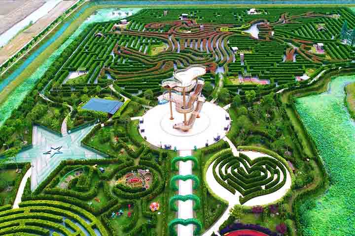 O Dream Maze não se limita a um único caminho. Ele oferece diferentes rotas e níveis de dificuldade, o que torna a experiência dinâmica e adequada tanto para famílias quanto para aventureiros em busca de desafios.