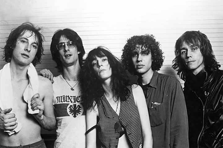 Nos anos 1970, ela passou a se destacar com performances que uniam poesia e música, Na mesma época, formou o Patti Smith Group, banda pioneira no punk rock de Nova York composta por Lenny Kaye, Ivan Kral, Jay Dee Daugherty e Richard Sohl. 
