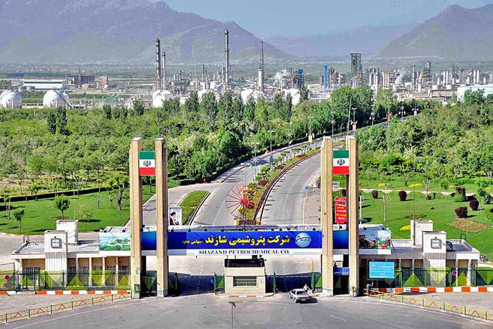 <p>O Irã possui grandes reservas e capacidade produtiva, mas enfrenta restrições devido a sanções internacionais. Ainda assim, sua relevância no Golfo é indiscutível para o equilíbrio energético.</p>
