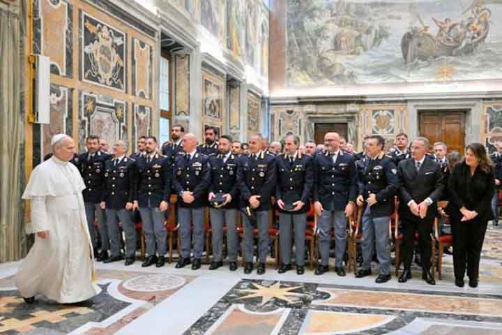 <p>Atualmente, entre 40 e 60 agentes garantem a segurança discreta dentro da Basílica, enquanto todos os visitantes passam por revista antes da entrada. A ideia, porém, é não ultrapassar limites, permitindo equilíbrio ao lugar: as pessoas que entram na Basílica devem manter uma sensação de ?liberdade.</p>
