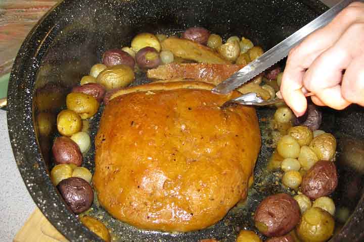 Frito, assado, grelhado ou cozido em caldos, o seitan sempre absorve os sabores ao redor. Tal versatilidade permite criar pratos que vão de hambúrgueres a estufados, passando por receitas mundo afora. Dessa forma, ele se transforma em ingrediente-chave para inovação culinária.