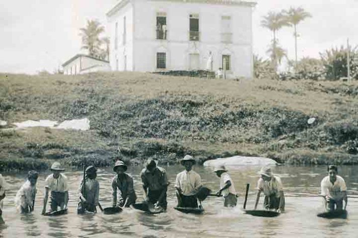 Garimpeiros no Rio das Almas em meados de 1930 - Pirenópolis, município brasileiro situado no estado de Goiás - Domínio Público /Wikimédia Commons
