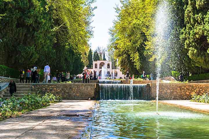 <p>Construído em terra árida, o Jardim de Shazdeh mostra como a engenharia persa domava o ambiente. Graças a canais e terraços, a água desce em cascatas que refrescam o espaço. Ao mesmo tempo, a vegetação contrasta com o deserto ao redor. Assim, o jardim se torna um oásis de vida.</p>
