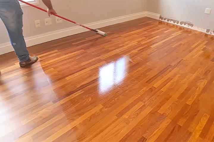 Primeiro, o piso é lixado para remover imperfeições, riscos e resíduos de aplicações anteriores. Em seguida, são feitas correções pontuais, como o preenchimento de frestas. 
