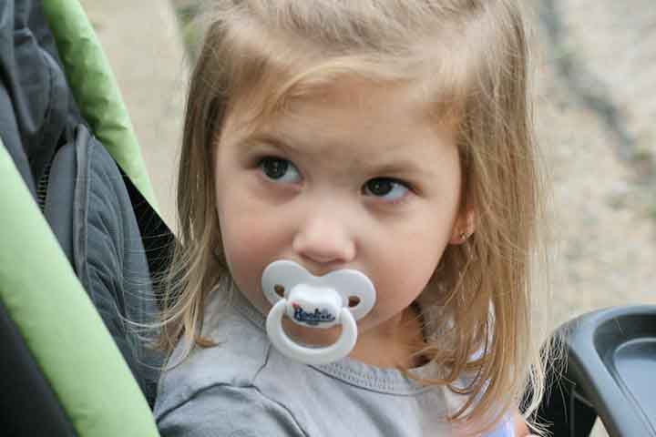 No entanto, de acordo com Sociedade Brasileira de Pediatria (SBC), bebês muito pequenos que usam chupeta podem acabar mamando por menos tempo. Isso se deve à confusão entre as duas formas de sucção, o que pode impactar na produção de leite materno. 
