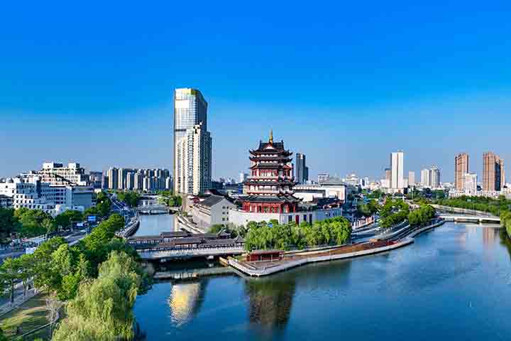 O labirinto está situado em Yancheng, na província de Jiangsu, leste da China. Essa localização estratégica conecta o espaço a uma região rica em história, cultura e desenvolvimento econômico.