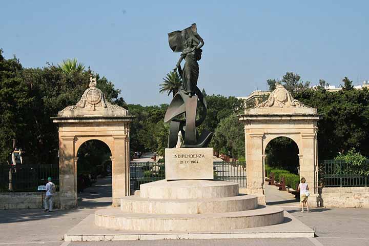 <p>De 1800 até 1964, Malta esteve sob domínio inglês. Cabines telefônicas vermelhas e o idioma inglês são lembranças desse período. Assim, a herança britânica ainda se faz presente no cotidiano maltês. Até que, em setembro de 1964, Malta conquistou sua independência política da Inglaterra.</p>
