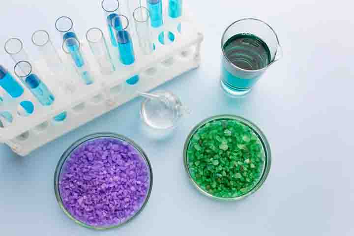 Quando o estresse causado pelos nanoplásticos ocorre junto à resposta natural ao cádmio, os mecanismos de defesa da planta ficam enfraquecidos. Como resultado, o metal pesado consegue se deslocar com mais facilidade até as folhas, aumentando os riscos para quem consome o vegetal.