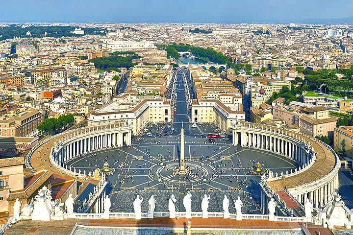 Hoje, o obelisco está exatamente no centro da Praça de São Pedro, diante da basílica e próximo à residência papal. Sua posição não é aleatória: ele pode ser visto de diversos pontos do Vaticano, inclusive dos dormitórios, lembrando constantemente os sacerdotes e fiéis dos martírios que ocorreram em sua sombra. É um eixo visual e espiritual da praça.