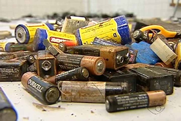 Saiba por que é perigoso descartar pilhas no lixo comum
