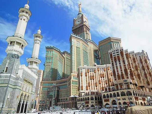 A torre do relógio parece alta. - Abraj Al Bait Clock Tower , Meca, na Arábia Saudita - King Eliot/Wikimédia Commons