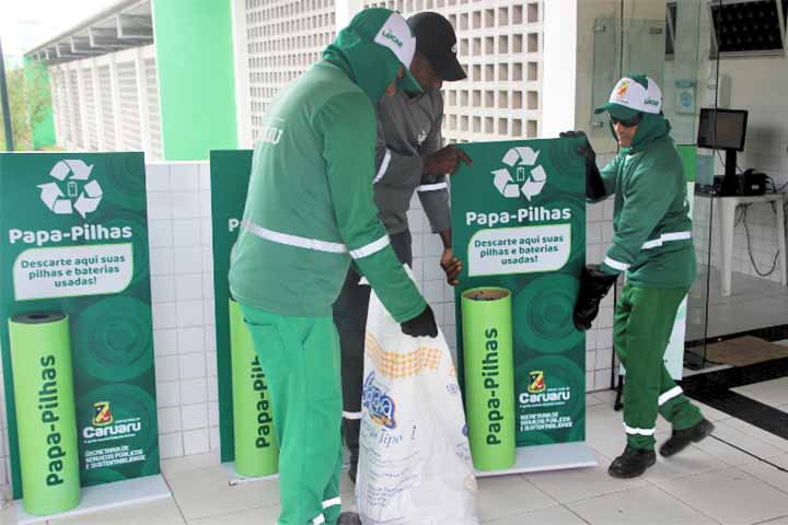 Outro fator de risco é o potencial de incêndio e explosão. Pilhas descartadas incorretamente podem reagir com outros materiais no lixo, especialmente em ambientes com altas temperaturas ou compactação de resíduos, gerando faíscas ou até pequenos focos de incêndio em caminhões de coleta e áreas de descarte. Esse tipo de ocorrência coloca em risco trabalhadores da limpeza urbana e aumenta os danos ambientais.

